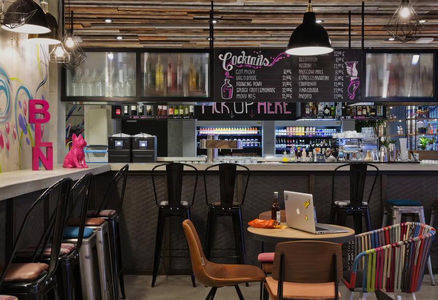 Genießen Sie Ihr Lieblingsgetränk an der Bar.