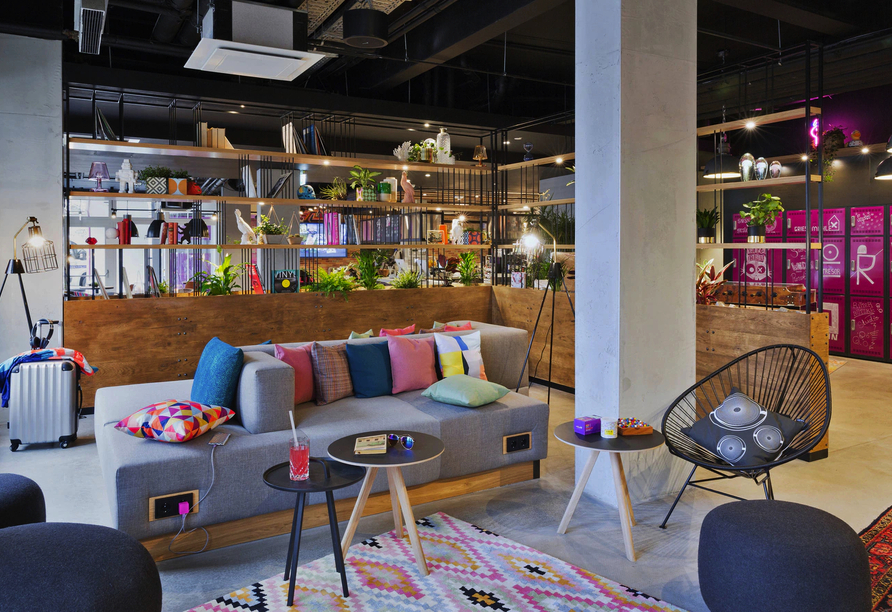 Verweilen Sie in der Lounge der Lobby.