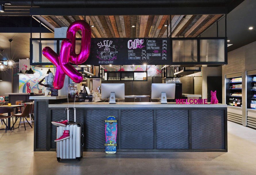 Die Rezeption begrüßt Sie herzlich.