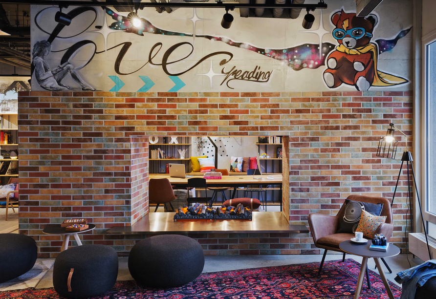 Die gemütliche Kaminlounge verleitet zu einer entspannten Lesestunde.