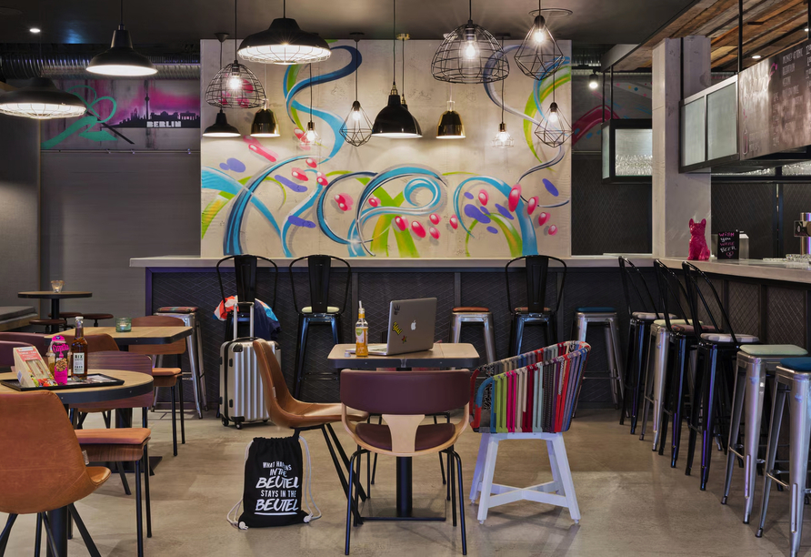 Genießen Sie ein leckeres Frühstück im Restaurantbereich.