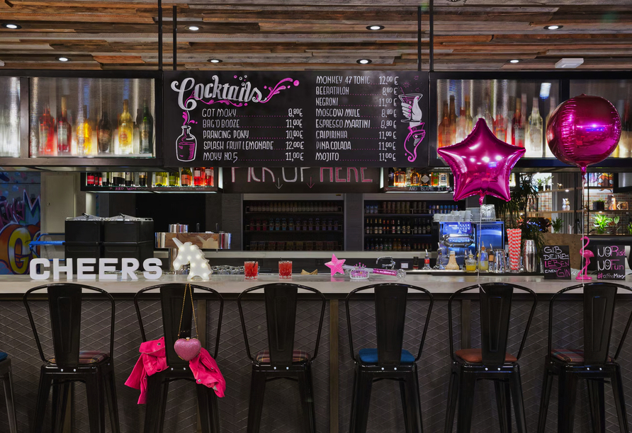 Leckere Cocktails genießen Sie an der modern dekorierten Bar.