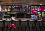 Leckere Cocktails genießen Sie an der modern dekorierten Bar.