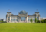 Besuchen Sie den Reichstag mit seiner imposanten Kuppel.