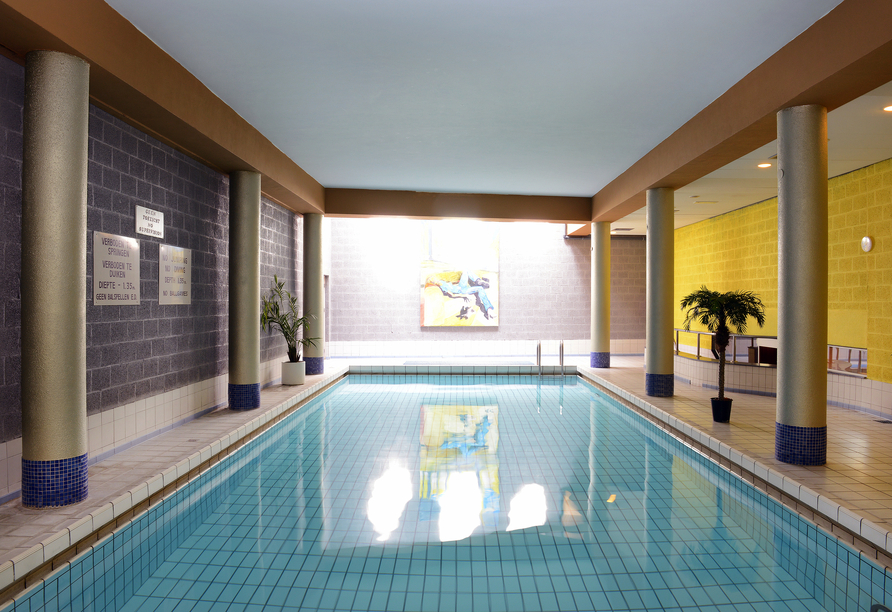 Ziehen Sie ein paar Bahnen im hoteleigenen Hallenbad.