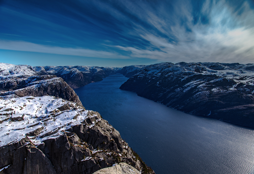 Nahe Stavanger befindet sich der Preikestolen, von wo Sie eine atemberaubende Aussicht genießen.