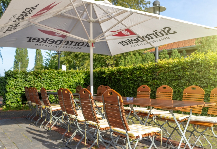 Im Biergarten finden Sie im Sommer Schattenplätze und kühle Getränke.