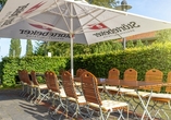 Im Biergarten finden Sie im Sommer Schattenplätze und kühle Getränke.