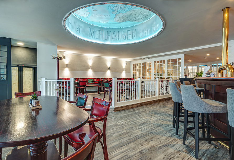 Nehmen Sie an der Bar des Hotels Platz.