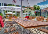 Auf der Terrasse können Sie bei bestem Wetter das Treiben in der Stadt beobachten.