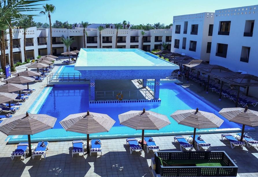 Genießen Sie die ägyptische Sonne am Außenpool des Blend Aqua Club Resorts.