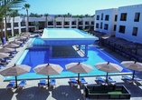 Genießen Sie die ägyptische Sonne am Außenpool des Blend Aqua Club Resorts.