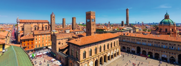 Entdecken Sie Bologna mit der Piazza Maggiore, historischen Palästen und den berühmten mittelalterlichen Türmen.