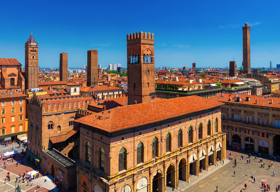 Entdecken Sie Bologna mit der Piazza Maggiore, historischen Palästen und den berühmten mittelalterlichen Türmen.