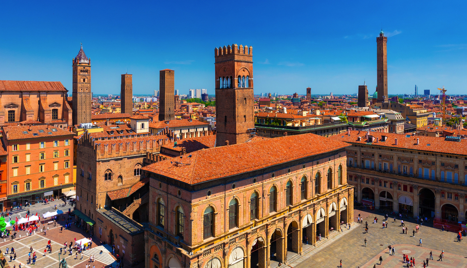 Entdecken Sie Bologna mit der Piazza Maggiore, historischen Palästen und den berühmten mittelalterlichen Türmen.