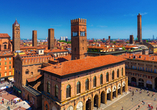 Entdecken Sie Bologna mit der Piazza Maggiore, historischen Palästen und den berühmten mittelalterlichen Türmen.
