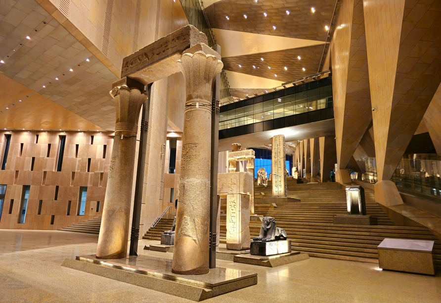 Das Grand Egyptian Museum präsentiert mehr als 100.000 Artefakte aus über 5.000 Jahren ägyptischer Geschichte.