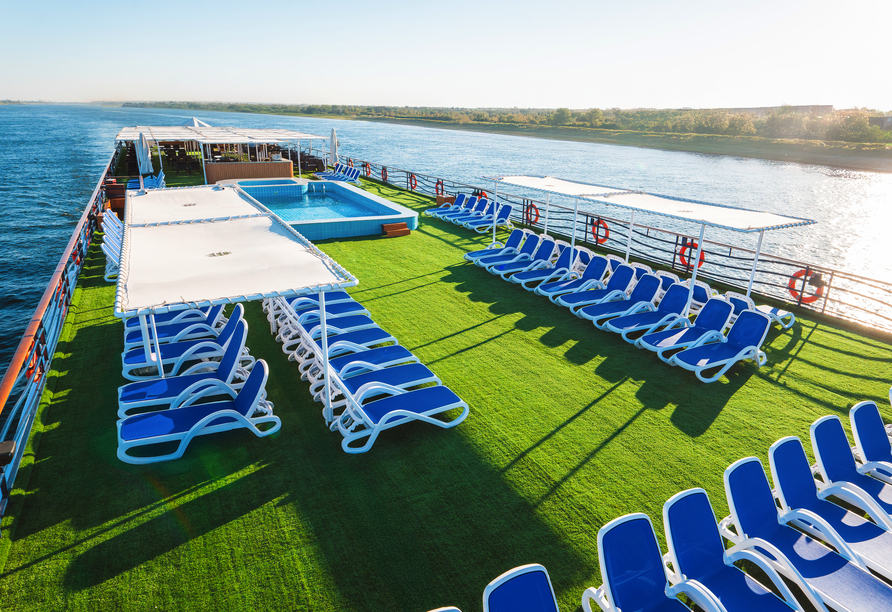 Machen Sie es sich auf dem Sonnendeck Ihres Beispielschiffes gemütlich.