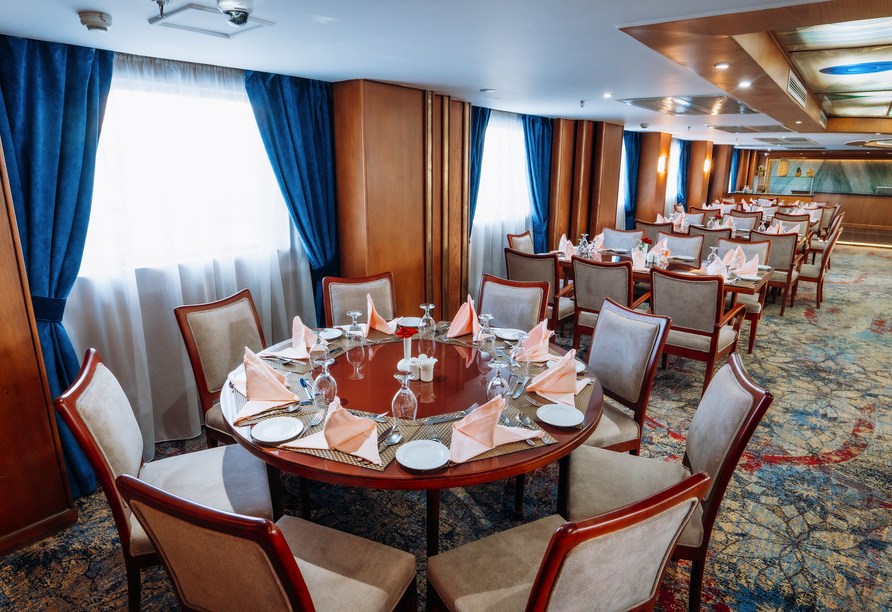 Freuen Sie sich auf kulinarische Höhepunkte in Ihrem Beispielschiff-Restaurant.