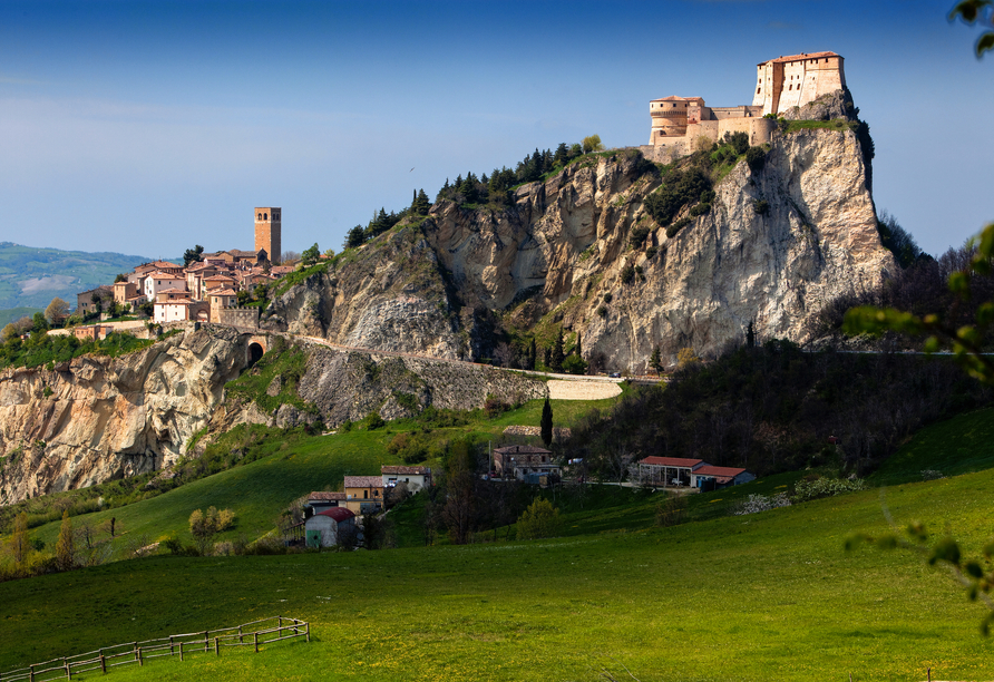 Optional führt Sie ein Ausflug nach San Leo, dessen mächtige Festung eindrucksvoll auf einem Felsen thront.