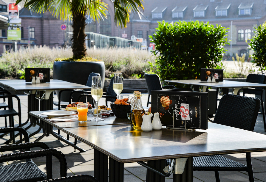 Lassen Sie es sich auf der Terrasse des Hotels gut gehen.