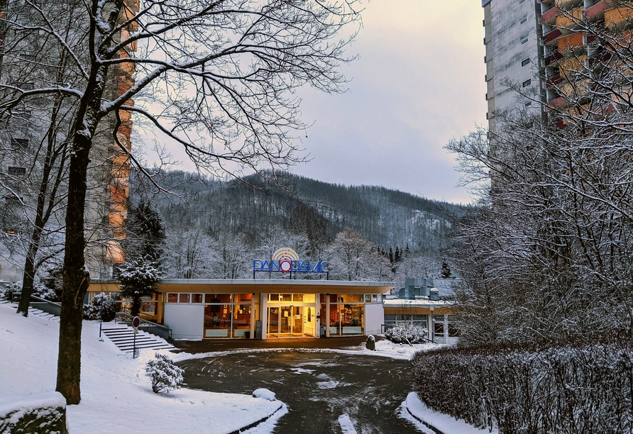 Willkommen im Panoramic Hotel in malerischer Winterkulisse.
