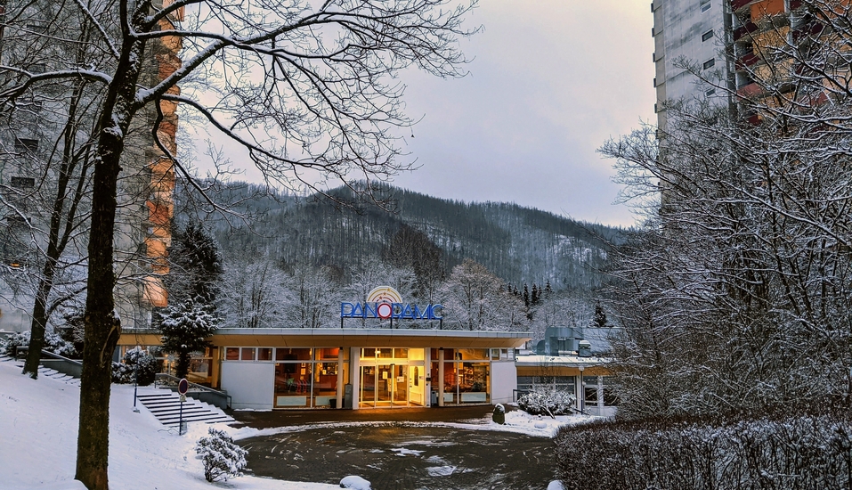 Willkommen im Panoramic Hotel in malerischer Winterkulisse.