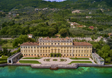Die historische Villa Bettoni in Bogliaco beeindruckt mit ihrer prachtvollen Architektur und einem eindrucksvollen Garten direkt am Gardasee.