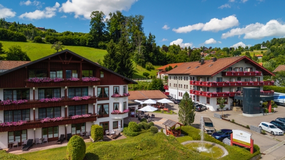 Das Königshof Hotel Resort empfängt Sie in malerischem Bergpanorama.