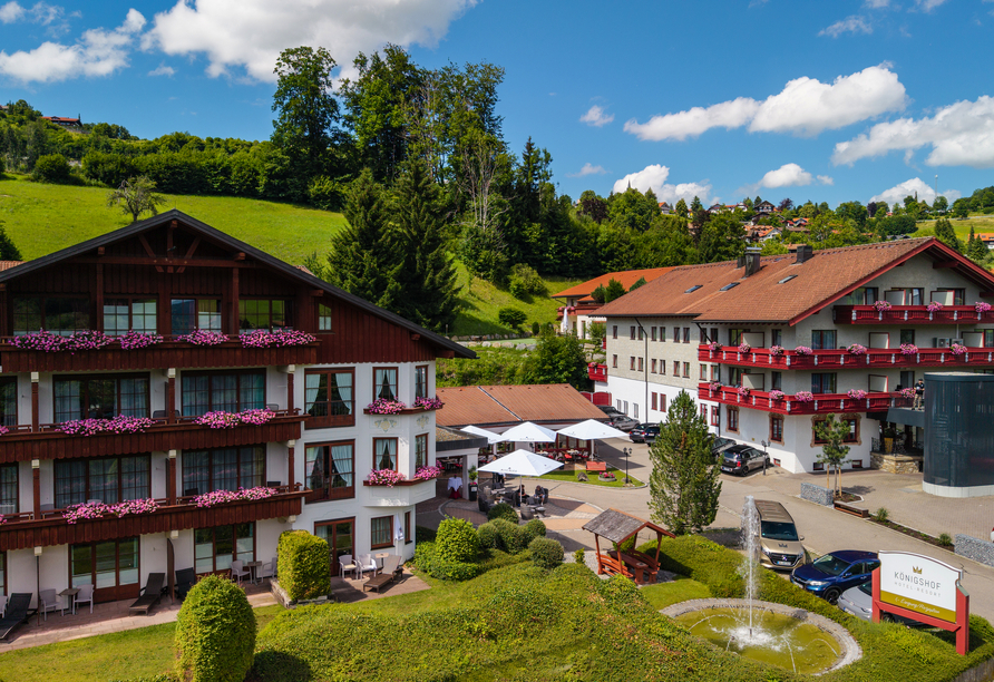 Das Königshof Hotel Resort empfängt Sie in malerischem Bergpanorama.