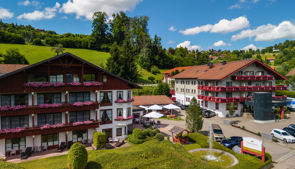 Das Königshof Hotel Resort empfängt Sie in malerischem Bergpanorama.