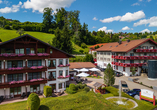 Das Königshof Hotel Resort empfängt Sie in malerischem Bergpanorama.