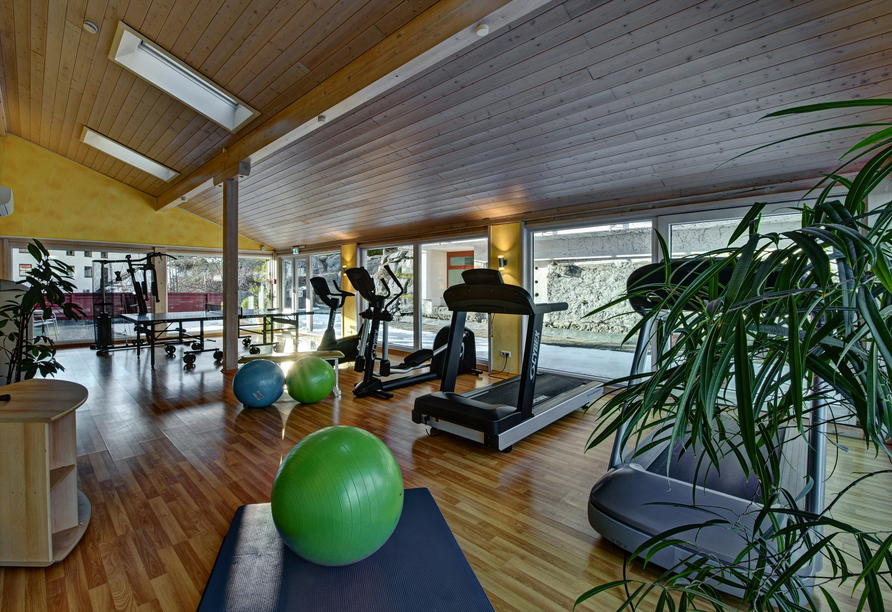 Powern Sie sich im Fitnessraum aus.