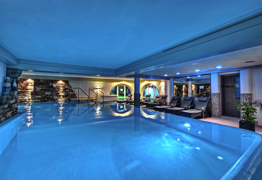 Ziehen Sie Ihre Bahnen in einem der Pools des Resorts.