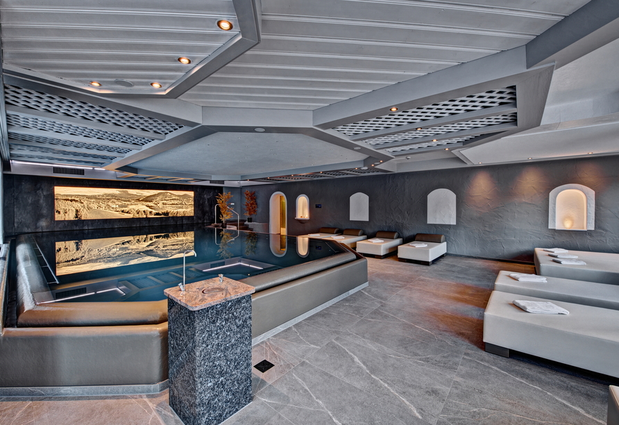 Das Schwimmbad im Spa Kleiner Königshof empfängt Sie in modernem Ambiente.