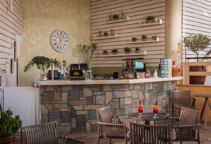 Die Bar erfrischt Sie mit leckeren Getränken.