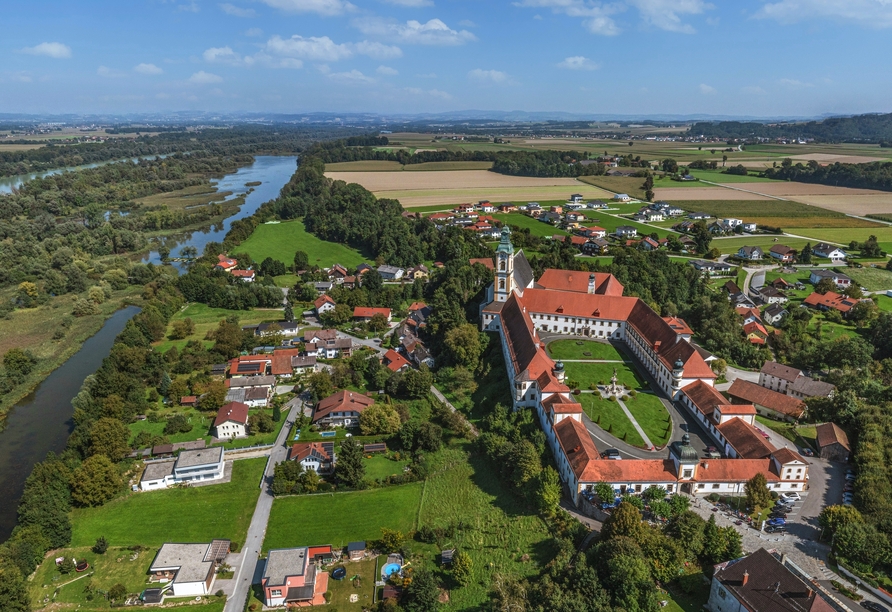 Blick auf das Stift Reichersberg direkt hinter der österreichischen Grenze