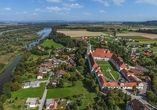 Blick auf das Stift Reichersberg direkt hinter der österreichischen Grenze