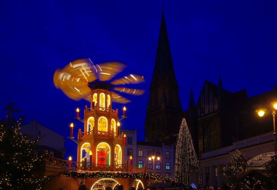 Lassen Sie sich vom Schweriner Weihnachtsmarkt mit Handwerkskunst, einer prachtvollen Glühwein-Pyramide und vielen Leckereien verzaubern.
