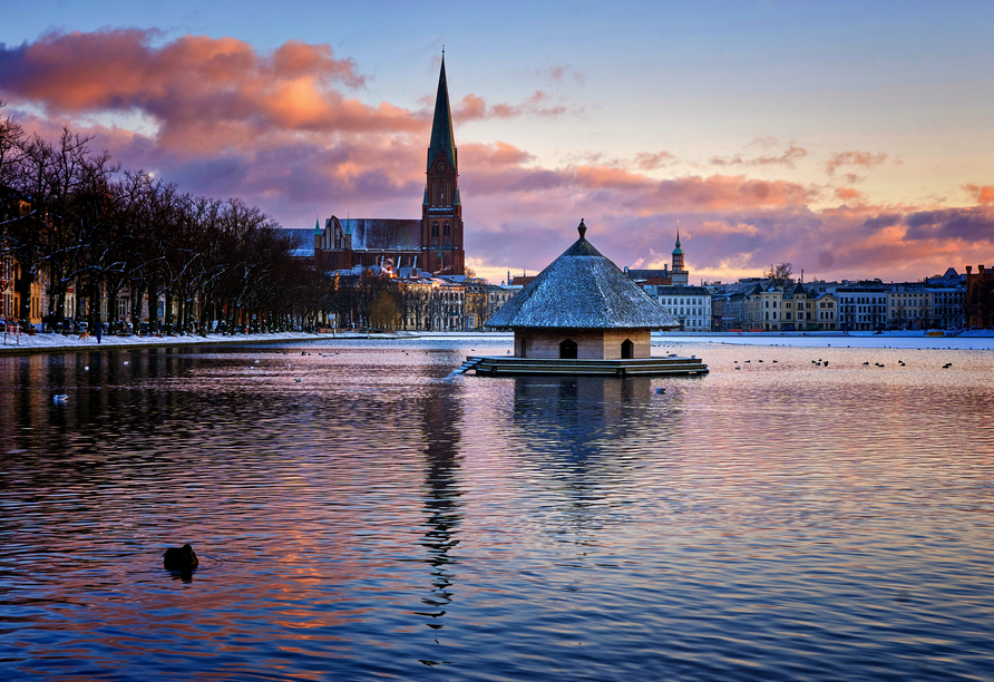 Spüren Sie die Ruhe des Winters bei einem Spaziergang entlang des Pfaffenteichs – ein Ort zum Innehalten mitten in Schwerin.