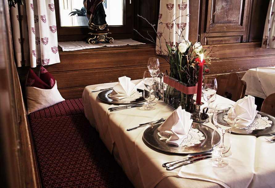 Nehmen Sie Platz im liebevoll dekorierten Wirtshaus.