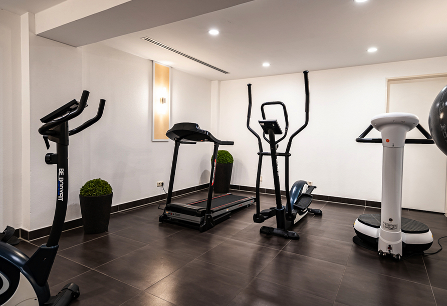 Sportbegeisterte können sich im Fitnessraum auspowern. 