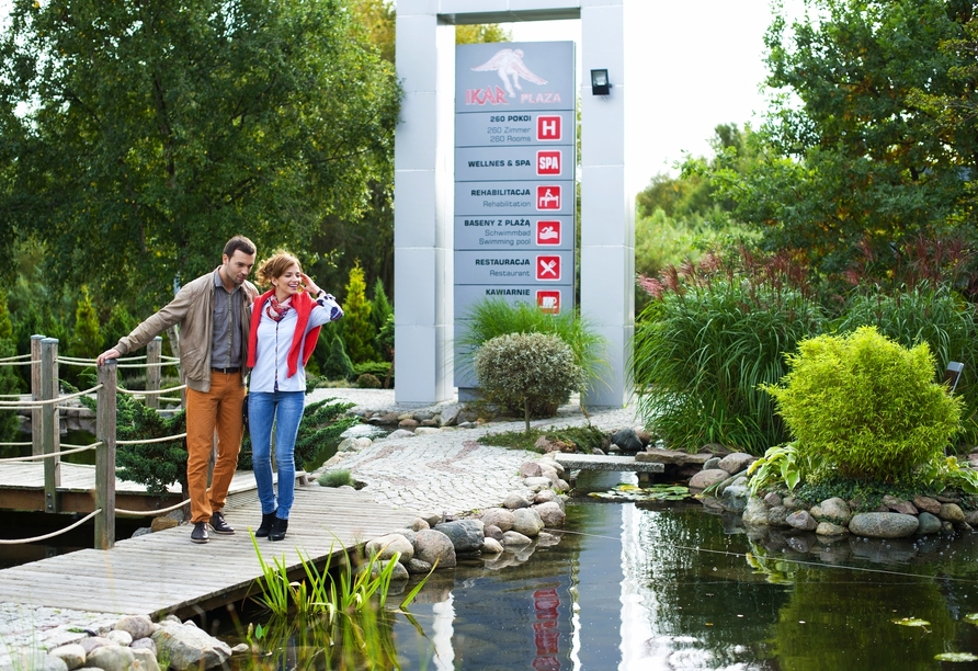 Spazieren Sie durch den weitläufigen Garten des Hotels.