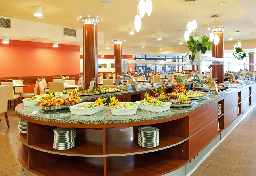 Bedienen Sie sich am reichhaltigen Buffet.