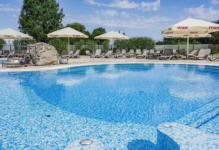 Der große Außenpool verspricht Abkühlung.