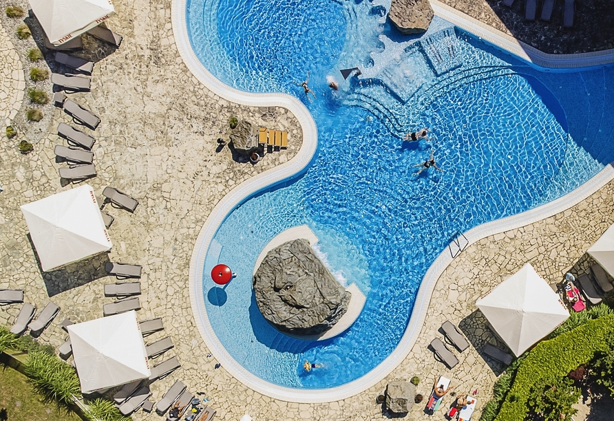 Der Außenpool aus der Vogelperspektive