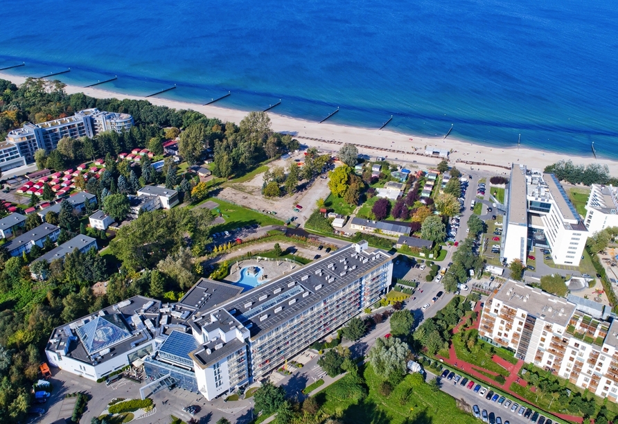 Blick auf das Hotel Ikar Plaza und den Strand an der Ostseeküste