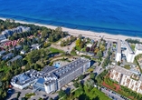 Blick auf das Hotel Ikar Plaza und den Strand an der Ostseeküste