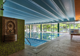Im schönen Hallenbad des Hotels können im Sommer die Türen geöffnet werden. 