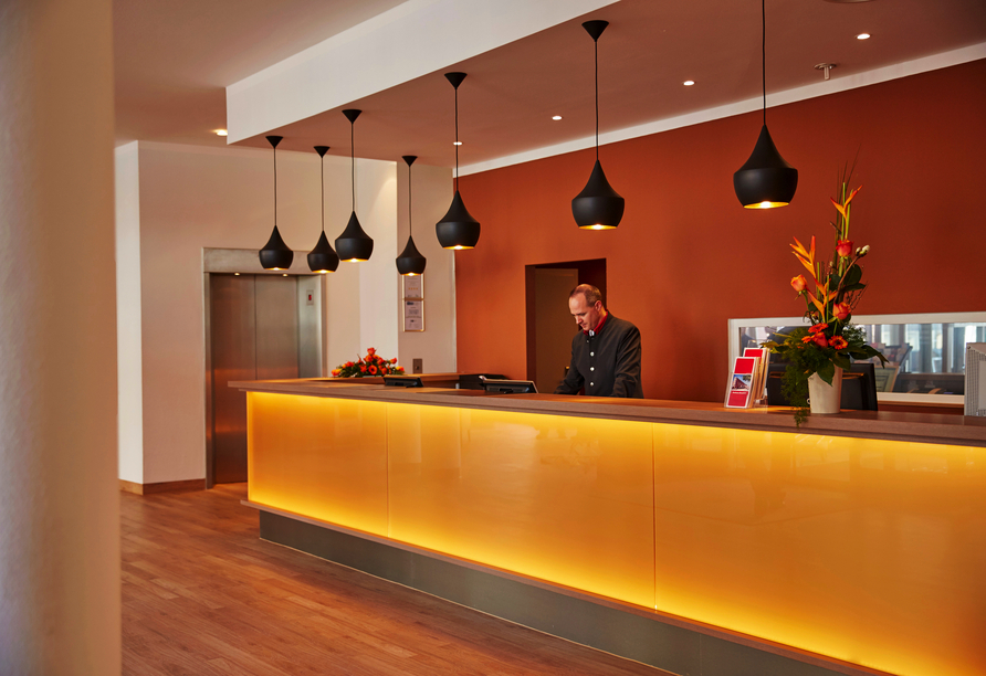 Die Rezeption des H4 Hotels Hamburg Bergedorf begrüßt Sie herzlich.